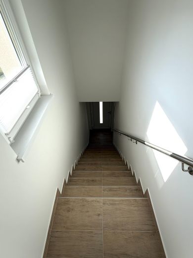 Hochwertiges, kernsaniertes, bezugsfertiges Zweifamilienhaus – Energieklasse A – Treppenhaus