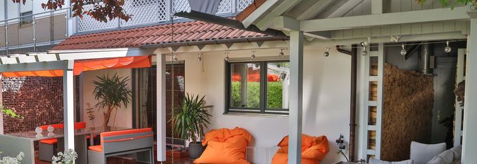 Terrasse mit Pergula und Teich