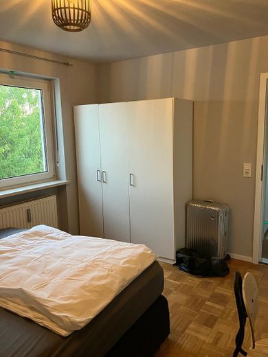 All inkl. WG Zimmer, neue Möbel, Whg renoviert, NK, Wlan, Strom inkl. – Zimmer 1 Schrank