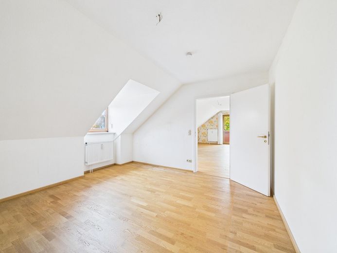 Helle 2-Zimmer-Dachgeschosswohnung mit Südbalkon und Tiefgarage in Ebersberg – Schlafzimmer