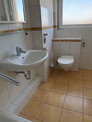 Piso de 3 habitaciones recién renovado con cocina y baño – Foto 11