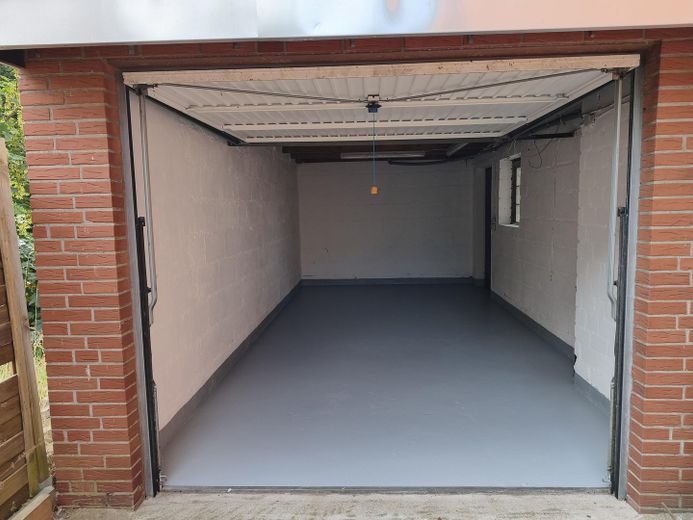 Großzügige Erdgeschoss Wohnung mit Garten und Garage – Garage