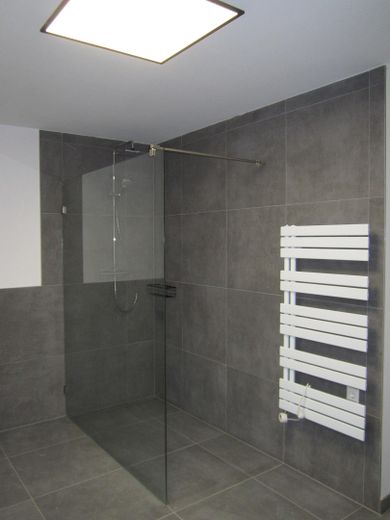 Neubau 2,5-Zimmer-Wohnung 2. OG in Herrenberg mit Küche, Garage, Wallbox, gehobene Ausstattung – Bad Handtuchheizkörper