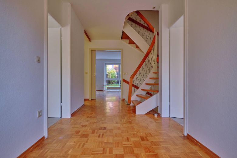 Reihenmittelhaus München-Pasing – Blick vom Essbereich z.Wohnzi.
