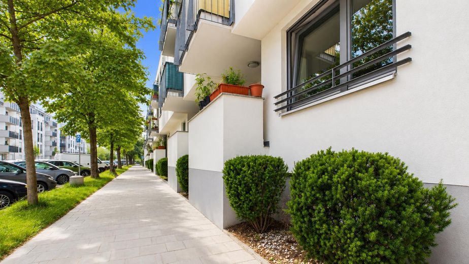 Privatverkauf – Stilvolle Gartenwohnung mit Tiefgarage in begehrter Münchner Lage – Außenansicht Hochparterre