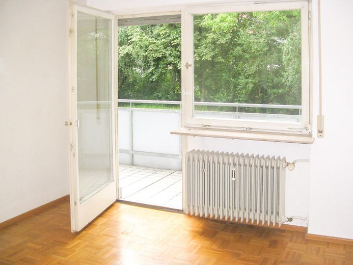 2-Zimmer-Wohnung, 2 Balkone, Einbauküche und Parkplatz – Schlafzimmer mit Zugang Balkon