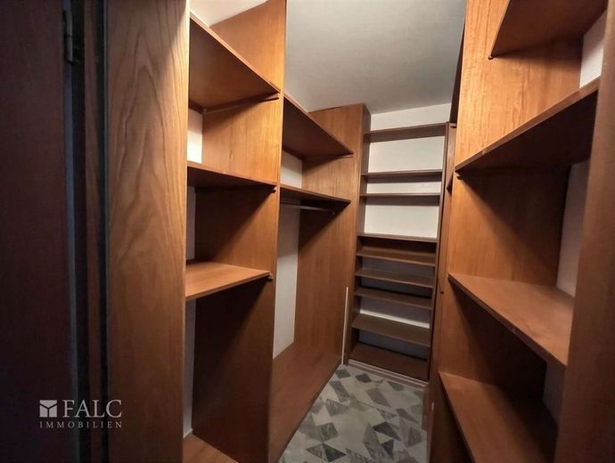 Großzügige 3,5-Zimmer-Wohnung mit Balkon und optionalem Dachboden in Essen-Holsterhausen – Begehbarer Kleiderschrank - (KI generiert)
