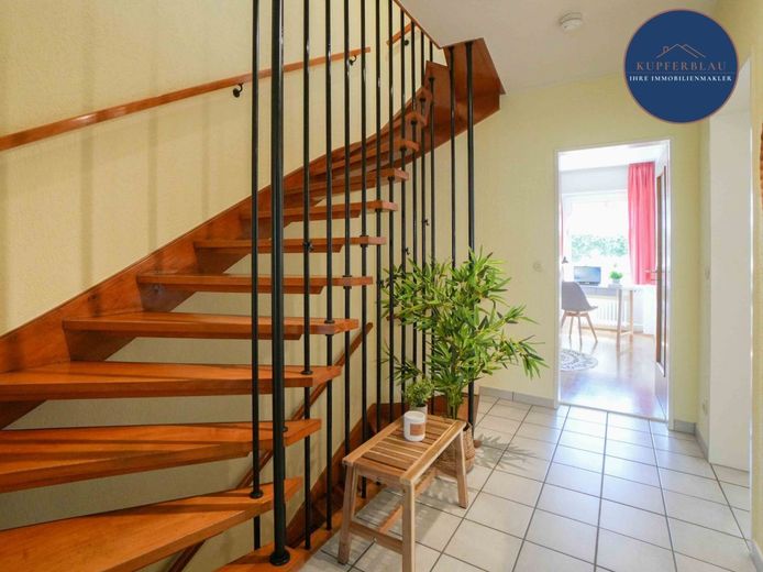 Familienidylle in Köln-Porz/Urbach - Doppelhaushälfte mit Garten und Garage auf Erbpacht – Treppenhaus EG