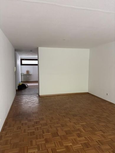 Geräumige 3 1/2 Zimmer Wohnung zu  verkaufen – Wohnzimmer