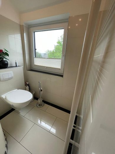 Exclusive House with Garage and Three Parking Spaces – OG Bad 2 mit WC