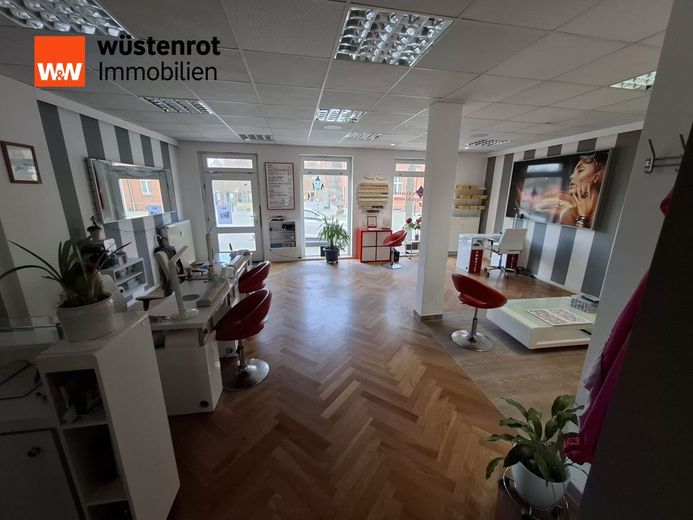 Helle, moderne Bürofläche zur Vermietung in Jüterbog mit Schaufenster direkt in der Ladenstraße – Gewerbefläche