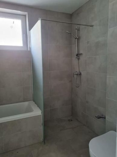 Kernsaniertes 6-Familienhaus mit Wärmepumpe, Garagen und Energieklasse A – Beispiel Wohnung Bad