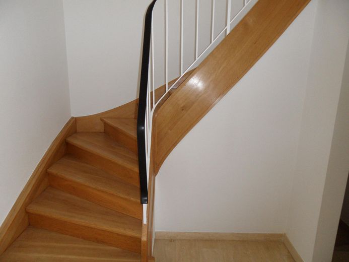 Direct intrekken in uw eigen huis met tuin aan de rand van München – Holztreppe in den 1. Stock