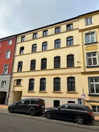 1-Zimmer-Dachgeschosswohnung mit Balkon und neuer Einbauküche – Außenansicht