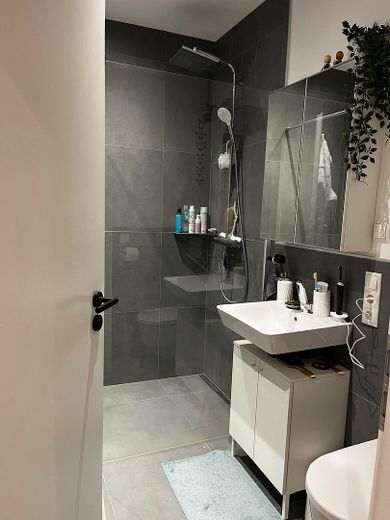 Modern 2-room apartment with underground parking space – Bad