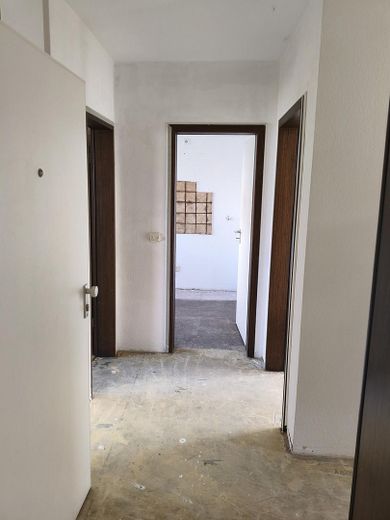 Appartement en copropriété solide de 2 pièces avec loggia et vue imprenable dans un emplacement calme – Blick vom Wohnungseingang