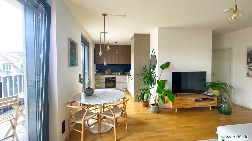 Hochwertige Dachterrassen-Wohnung, Blick auf den Fernsehturm – living room
