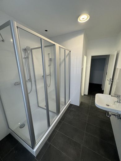 Immeuble commercial complet avec 10 chambres rénovées, un rez-de-chaussée à usage flexible et un potentiel d’aménagement dans les combles – 1. und 2. OG - Zimmer 