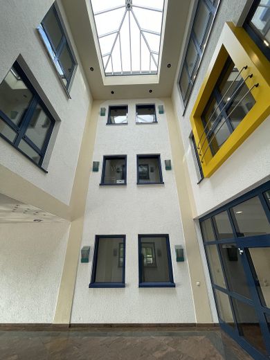 Repräsentatives Chefbüro 60 m² + Büro 38 m² – ab 750 € all-in, FFM – Treppenhaus