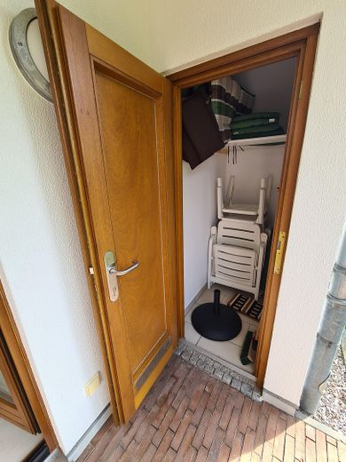 Lichtdurchflutete 3-Zi.-EG-Wohnung in Strandnähe in Pelzerhaken – Äußerer Abstellraum Terrasse
