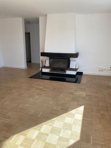 Splendido appartamento all'ultimo piano con camino, due balconi e vista sul verde – Kamin