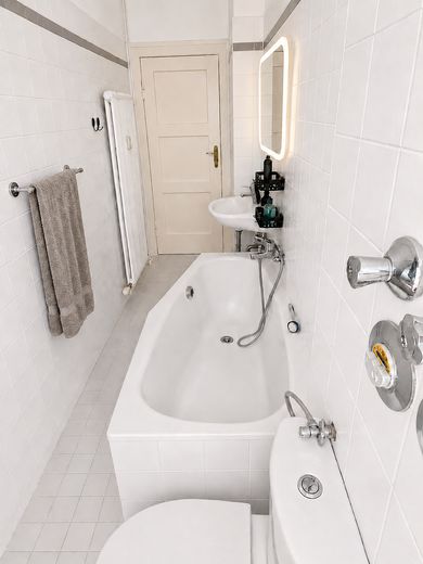 2,5 Zimmer Altbau, provisionsfrei! – Bad hinten