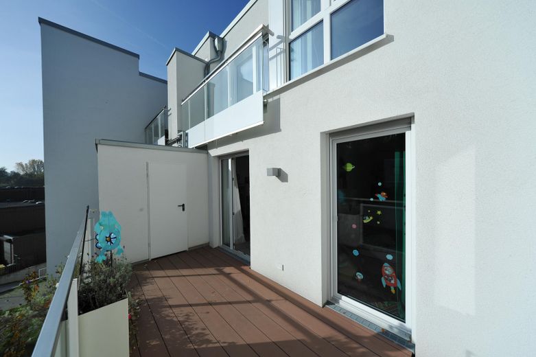 Exklusive 4-Zimmer +Energie Wohnung mit Fußbodenheiz/-kühlung und sehr geringen Energiekosten – Abstellraum Strassenbalkon