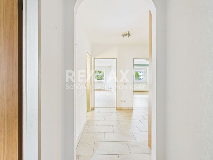 Renovierungsbedürftige 3- Zimmer Wohnung mit sonniger Loggia – Flur