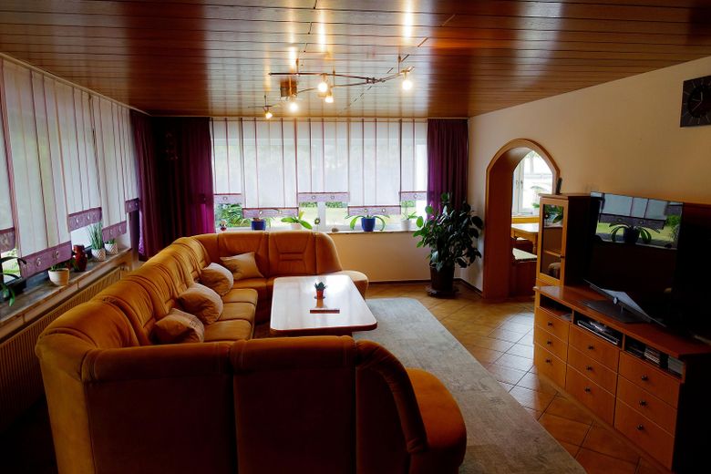 Großzügiger Bungalow auf weitläufigem Grundstück – und optionaler Pferdehaltung – Wohnzimmer
