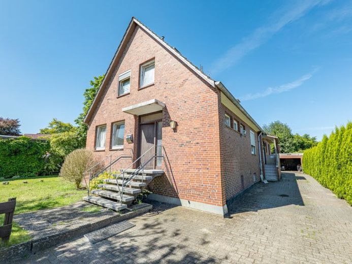 Solide Doppelhaushälfte mit vielseitigem Potenzial in ruhiger Lage von Himmelpforten – Foto 1