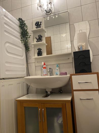 appena ristrutturato, 1 stanza con ampio balcone + cucina componibile – Duschbad