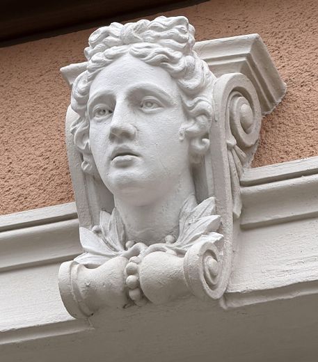 Kopf über Fenstergewand