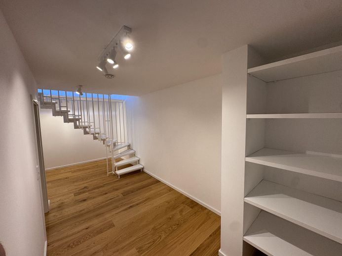 Lichtdurchflutete 2,5-Zimmer-Maisonette, Terrasse und Garten – frisch renoviert & sofort beziehbar – Durchgangszimmer mit Parkett 