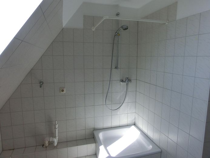 Schöne & helle 2-Zimmer-Wohnung mit Einbauküche - ab sofort verfügbar – Badezimmer