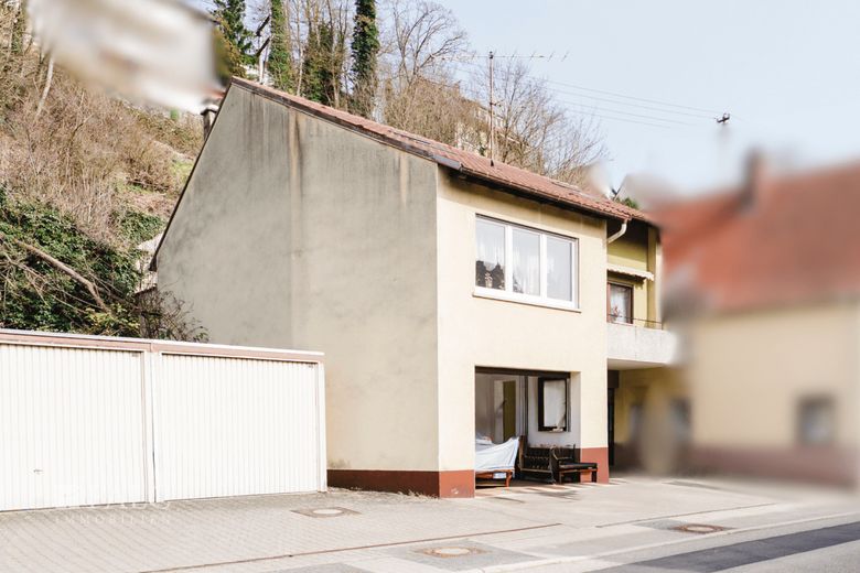 Attraktives Wohnhaus mit Balkon und vielseitigem Nutzungspotenzial in Zentraler Lage von Enzberg – Seitenansicht