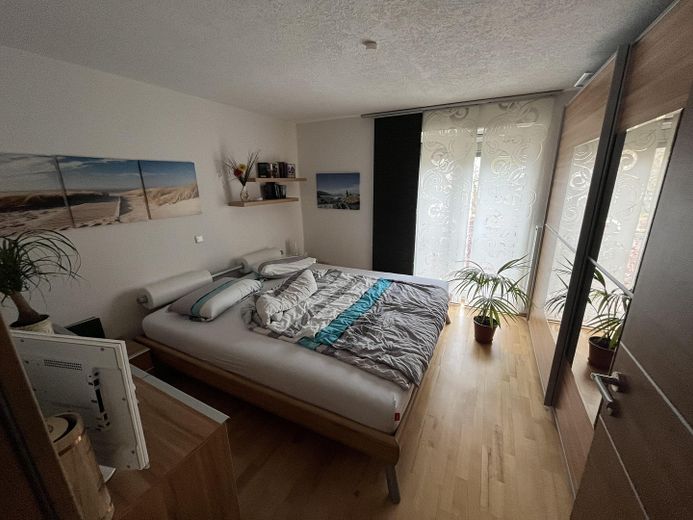 Super gelegene, top moderne 3-Z-W mit gr. Balkon zu verkaufen – helles Schlafzimmer mit Rollo