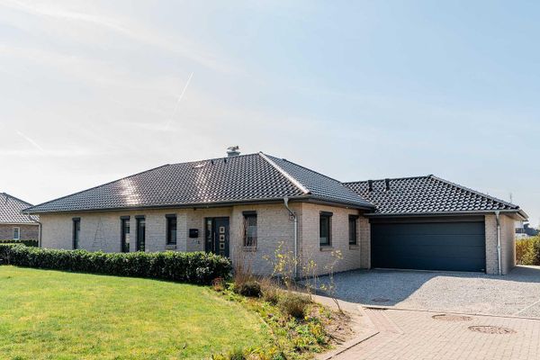 Modernste Wohntechnik trifft zeitlose Eleganz – Ihr Energie-Sparwunder in Schafflund