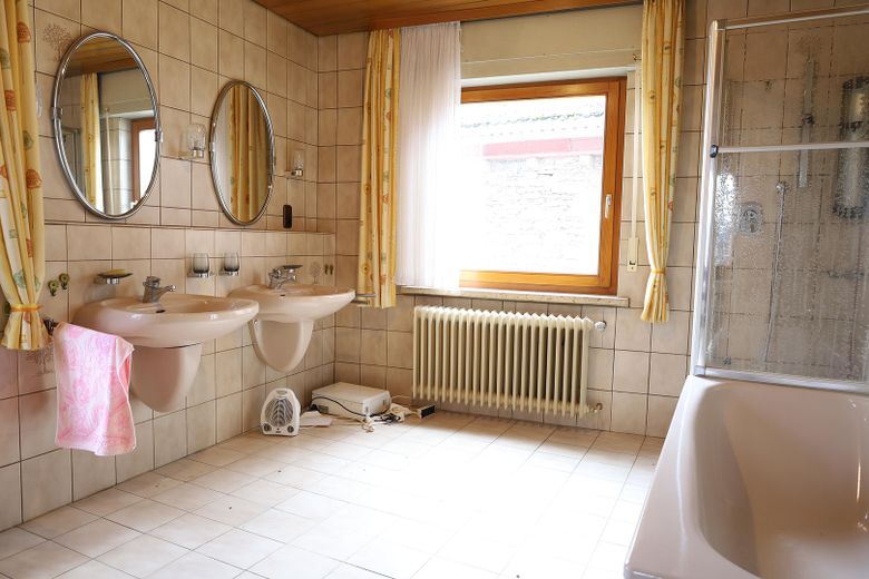 139 qm | 7 Zimmer | 2 Balkone | Reihenendhaus für 125.000 € – 2. OG Bad Foto 1