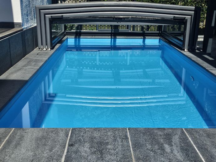 Pool mit Glasdach