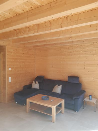 SENZA PROVVIGIONE: Moderna casa in legno "a basso consumo energetico A+" su terreno in enfiteusi nella splendida regione del Chiemgau – Wohnzimmer im EG-1