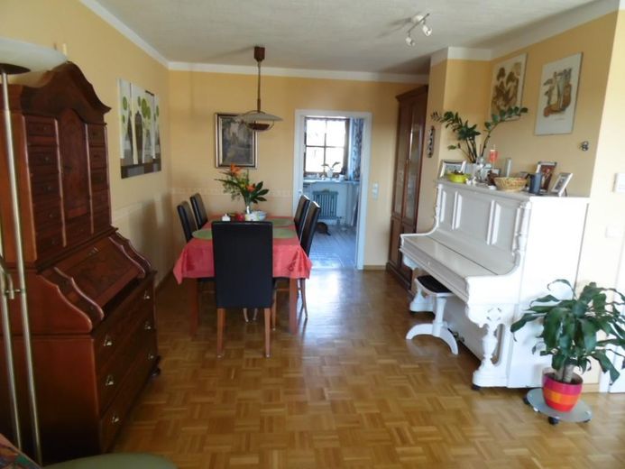 Spaziosa casa a schiera di testa, ammodernata con materiali di alta qualità, parzialmente arredata – Ess-Zi UG