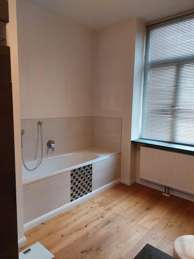 Zentral gelegene 4-Zimmer Wohnung mit Balkon und Fahrstuhl – Badezimmer2