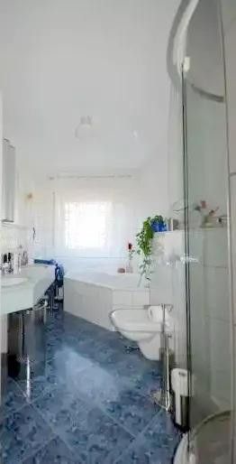 TG-Duschbad mit. sep. Wanne