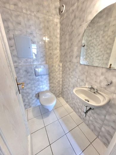 Bogenhausen 15° piano appartamento di 3 locali con vista sulle Alpi e piscina sul rooftop – vendita privata! – WC