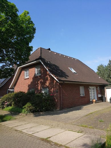 --- Provisionsfrei --- Gepflegtes und freistehendes 1-2 Familienhaus in bevorzugter Toplage – Front Rechts