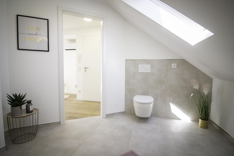 *Provisionsfrei**Neuwertig**Balkon**Klimaanlage**Dachgeschosswohnung 2. Obergeschoss Niederwerrn* – Bad mit wandhängendem WC