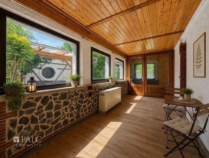 Provisionsfrei. Großzügiges Einfamilienhaus mit PV-Anlage und idyllischem Grundstück! – Veranda - Einrichtung digital