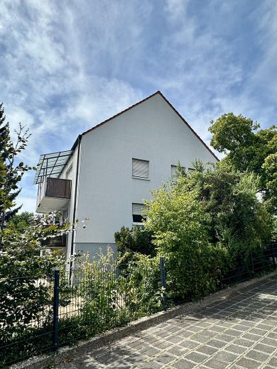 Frisch renovierte 2,5-Zimmer-Wohnung mit Blick ins Grüne in Erlenstegen – Hausansicht von Straße