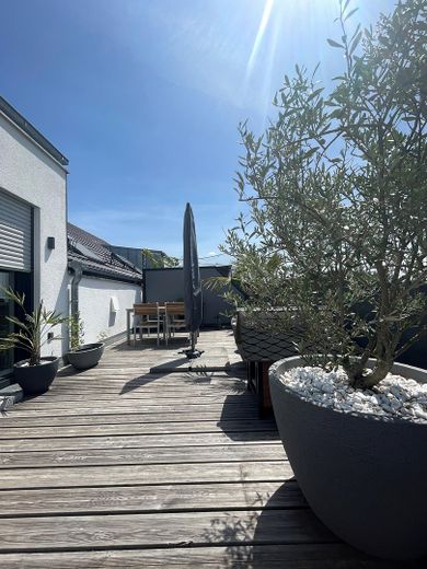 Stylowe 3-pokojowe mieszkanie na poddaszu z tarasem dachowym o powierzchni 32 m² od strony południowej – Dachterrasse 