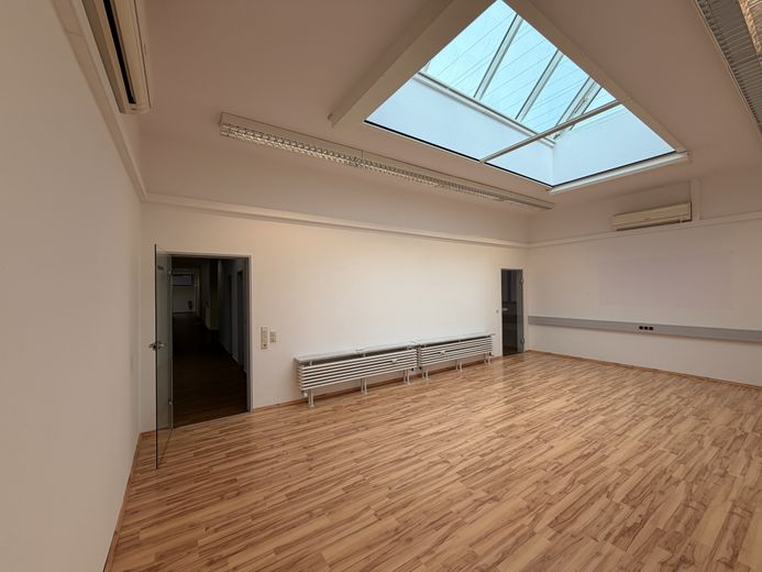 Flexible, helle Bürofläche nahe der Braunschweiger Innenstadt – Aufzug & Parkplätze – 04_Grossraum_mit_Oberlicht